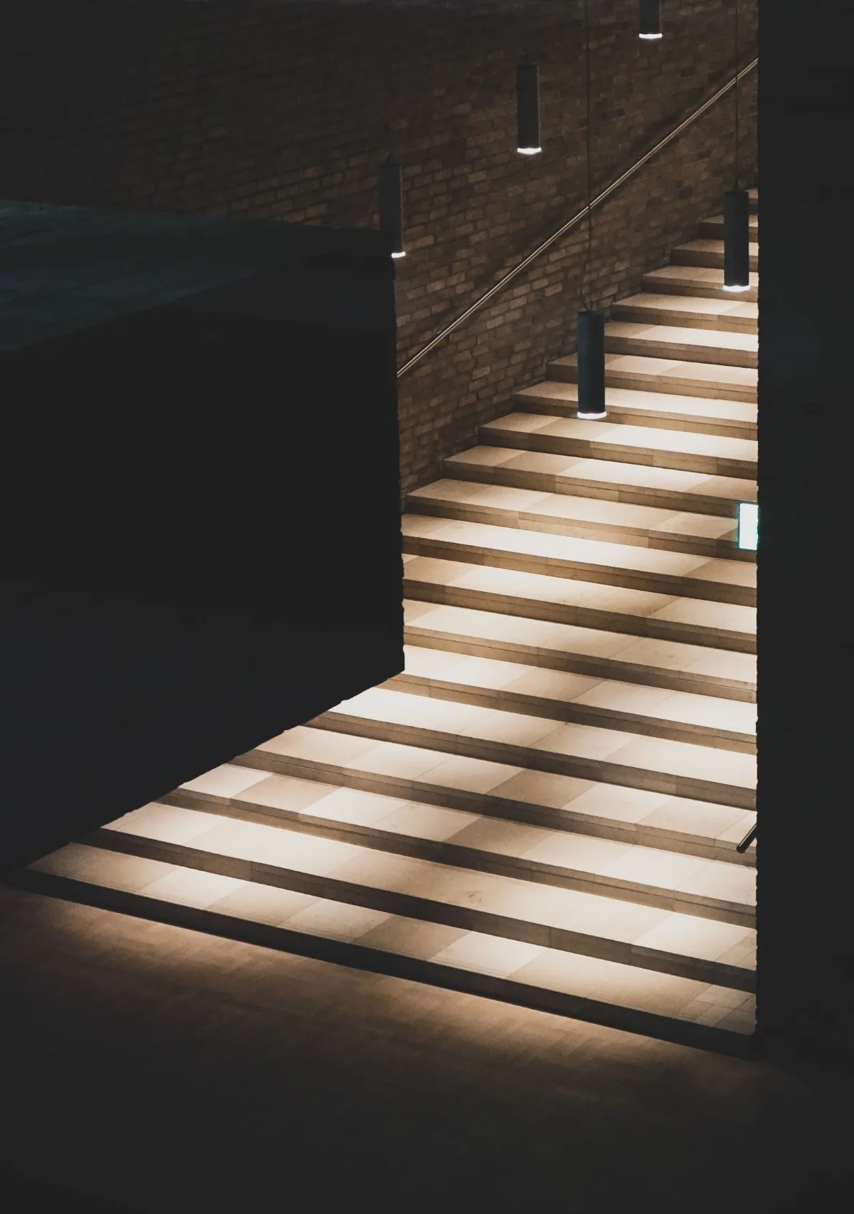 Escalera de piedra iluminada con luz cálida.